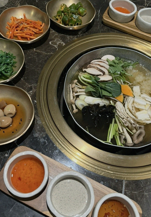 대보정 시청역점 · 광화문 데이트 맛집 · 정갈하게 차려진 반찬과 곁들임 찬