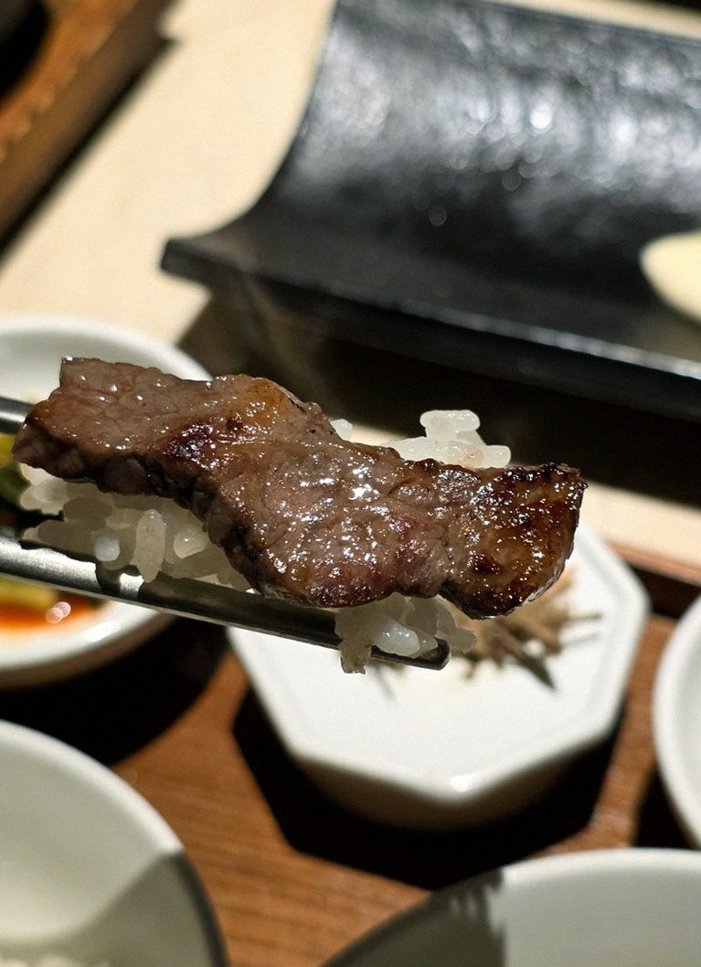 WOOARA Gwanghwamun · premium marbled Hanwoo beef presented before grilling