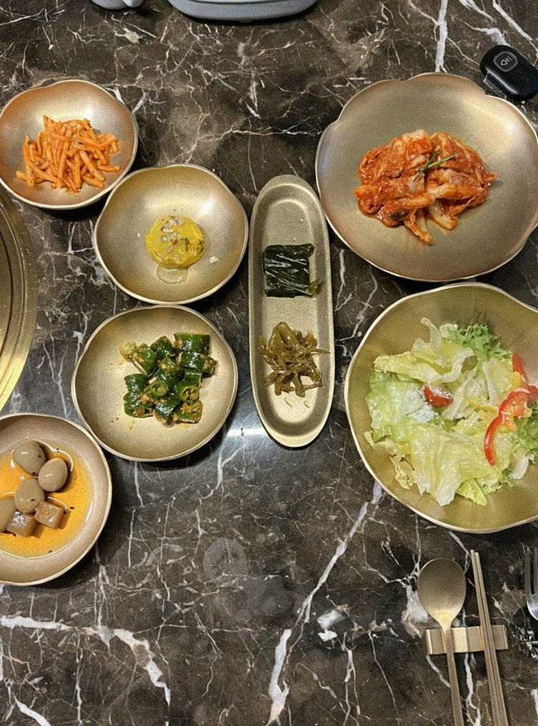 대보정 여의도점 · 여의도역 맛집 · 정갈하게 차려진 반찬과 곁들임 찬
