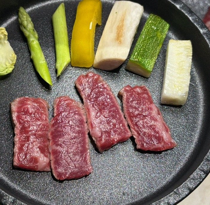 WOOARA Gwanghwamun · premium marbled Hanwoo beef presented before grilling