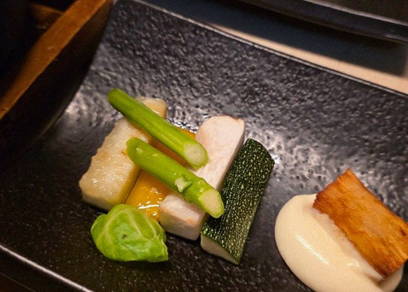 WOOARA Yeouido · seafood course served alongside the beef