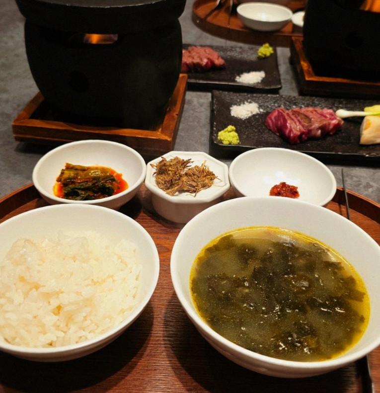 WOOHANA Yeouido · assorted Korean side dishes (banchan)