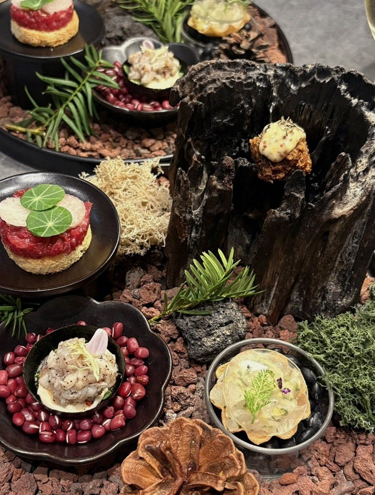 WOOHANA Yeouido · the signature Hanwoo showing — marbled beef cuts and caviar presented in a display chest