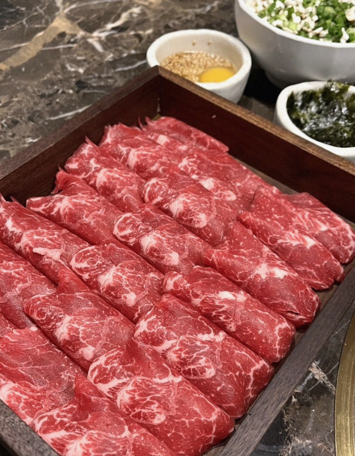 DAEBOJUNG Yeouido · premium marbled Hanwoo beef presented before grilling