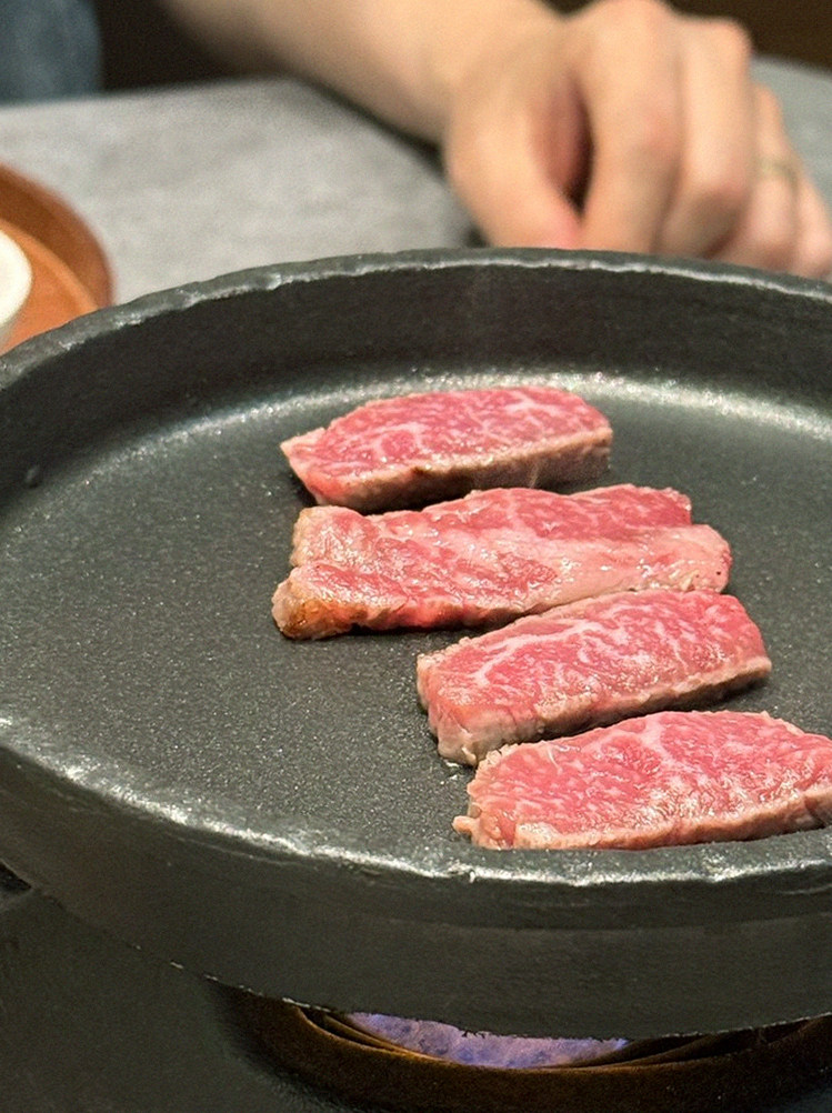 GOWOOGA Gangnam·Yeoksam · Hanwoo beef grilling over binchotan charcoal