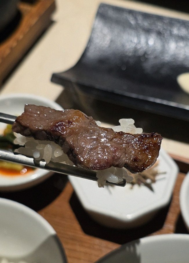 우아라 여의도점 · 여의도역 맛집 · 마블링이 살아있는 프리미엄 한우 쇼잉