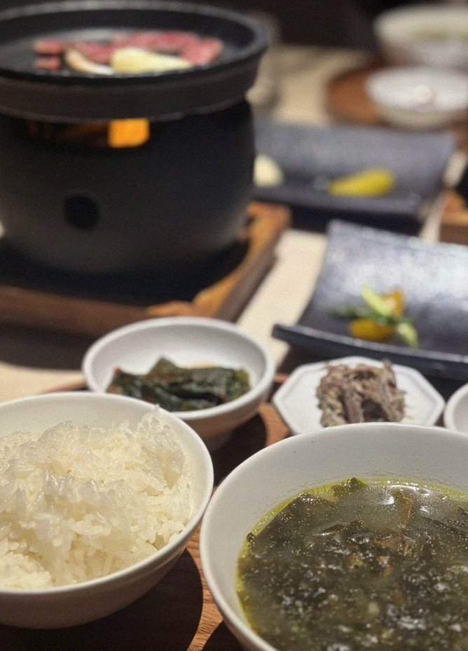우아라 여의도점 · 여의도역 맛집 · 정갈하게 차려진 반찬과 곁들임 찬