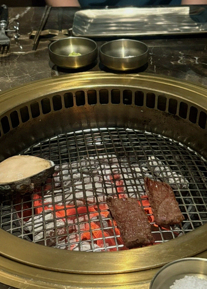 대보정 시청역점 · 광화문 파인다이닝 · 시그니처 한우 쇼잉 — 진열함에 담긴 마블링 한우와 캐비아