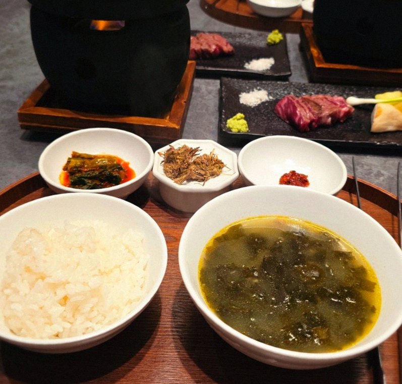 WOOHANA Jonggak · assorted Korean side dishes (banchan)
