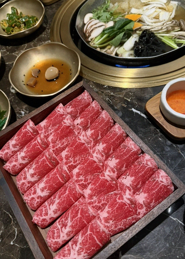 DAEBOJUNG Yeouido · the signature Hanwoo showing — marbled beef cuts and caviar presented in a display chest