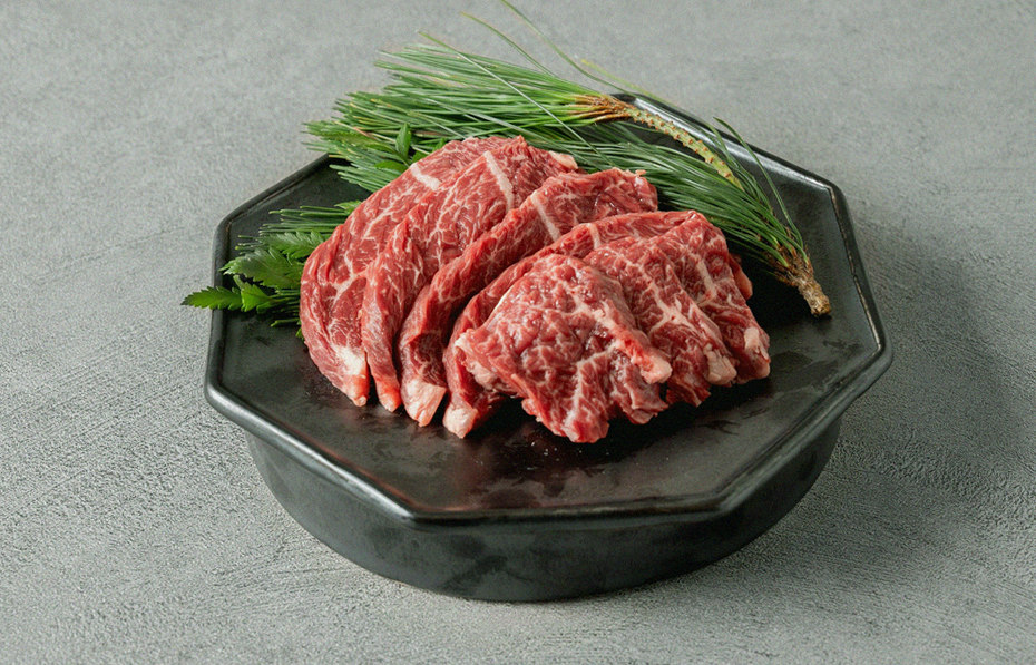 DAEBOJUNG Yeouido · premium marbled Hanwoo beef presented before grilling