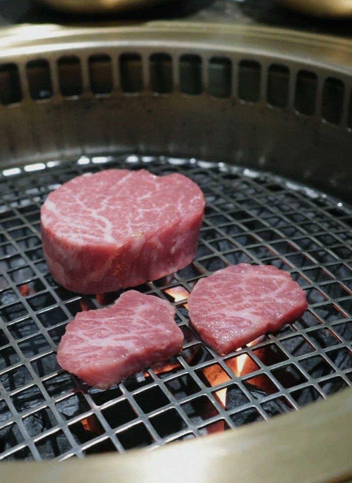 DAEBOJUNG Yeouido · Hanwoo beef grilling over binchotan charcoal