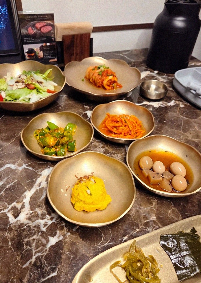 대보정 시청역점 · 서울 한우오마카세 · 정갈하게 차려진 반찬과 곁들임 찬