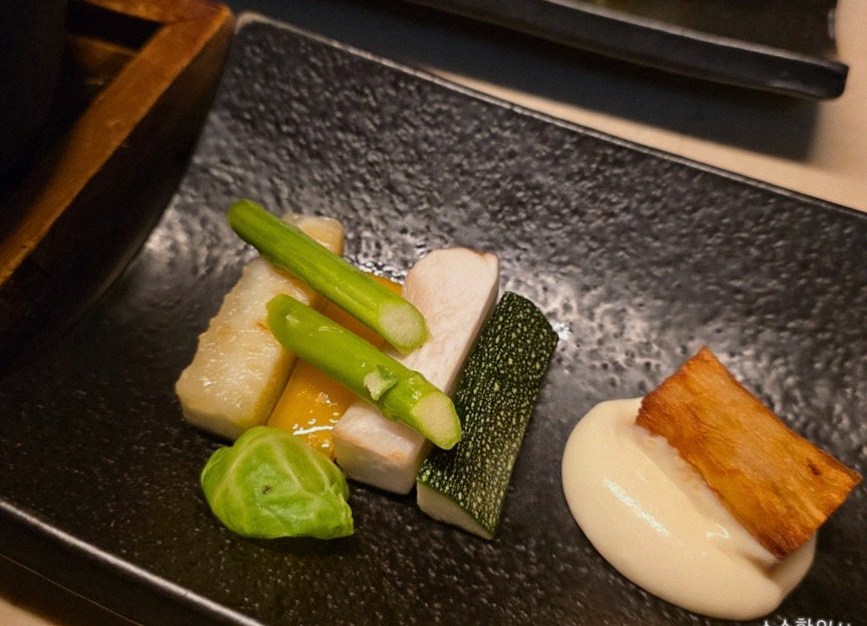 WOOARA Yeouido · seafood course served alongside the beef