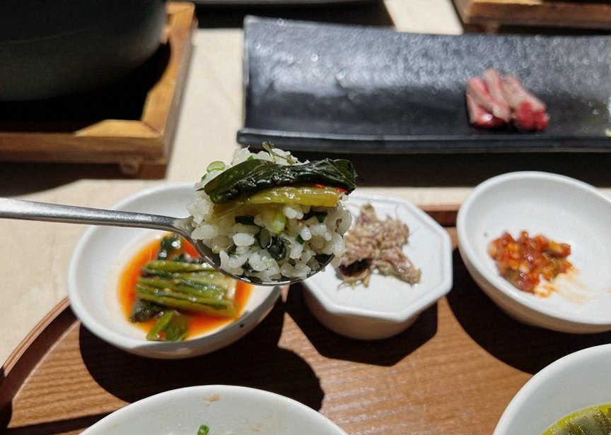 우아라 여의도점 · 여의도 IFC몰 맛집 · 정갈하게 차려진 반찬과 곁들임 찬