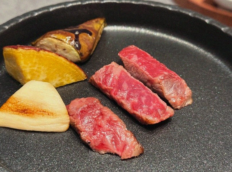 WOOHANA Jonggak · Hanwoo beef grilling over binchotan charcoal