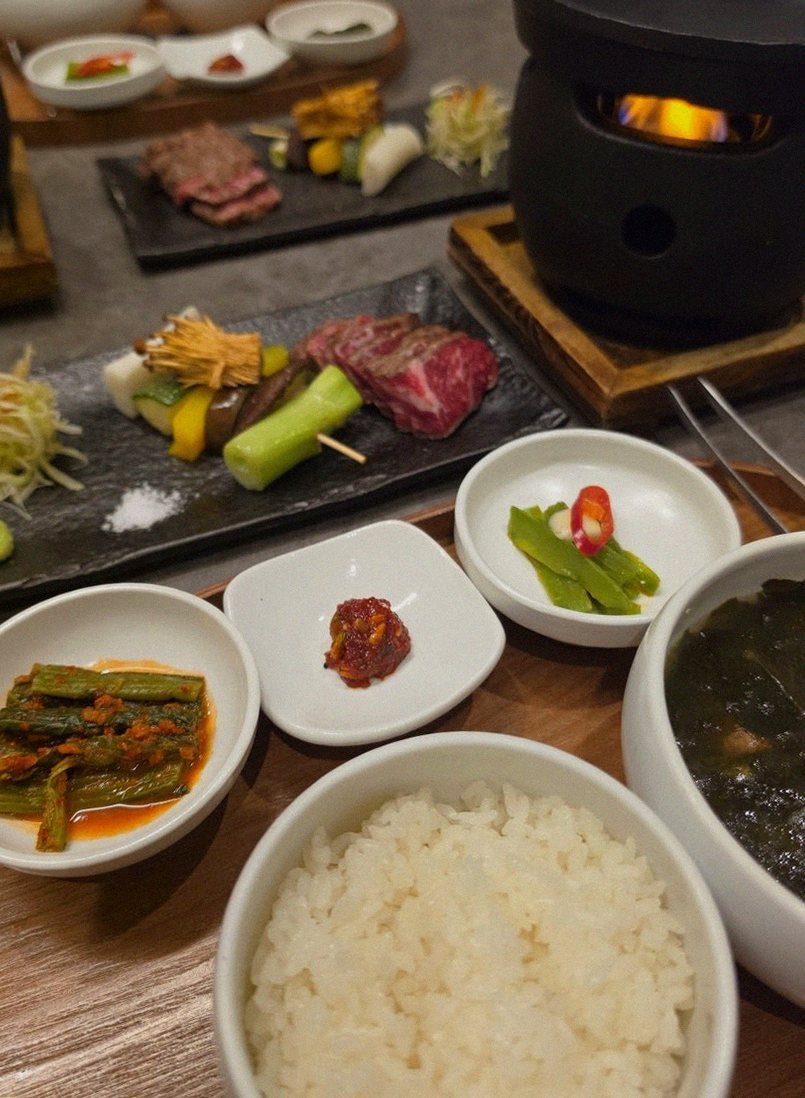 고우가 광화문점 · 광화문 소고기 · 정갈하게 차려진 반찬과 곁들임 찬