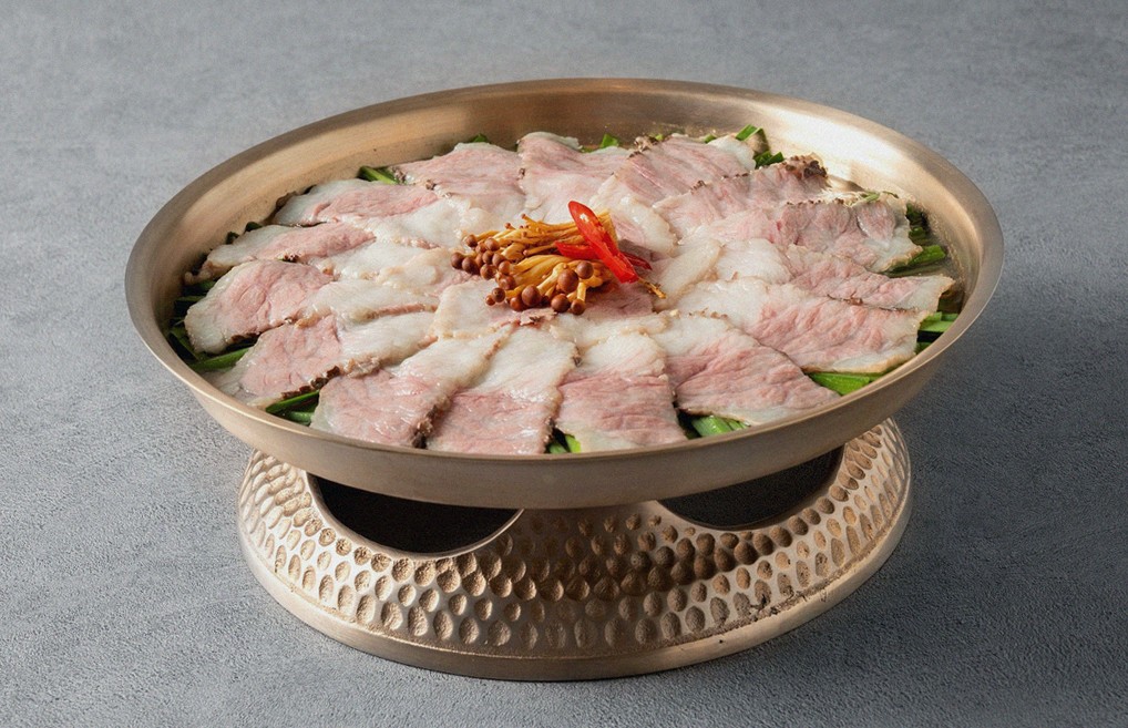 DAEBOJUNG Yeouido · the signature Hanwoo showing — marbled beef cuts and caviar presented in a display chest