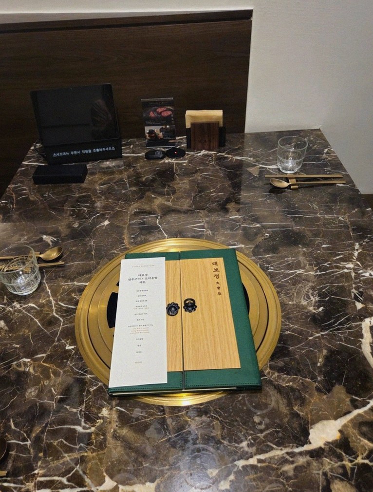 DAEBOJUNG Yeouido · the signature Hanwoo showing — marbled beef cuts and caviar presented in a display chest