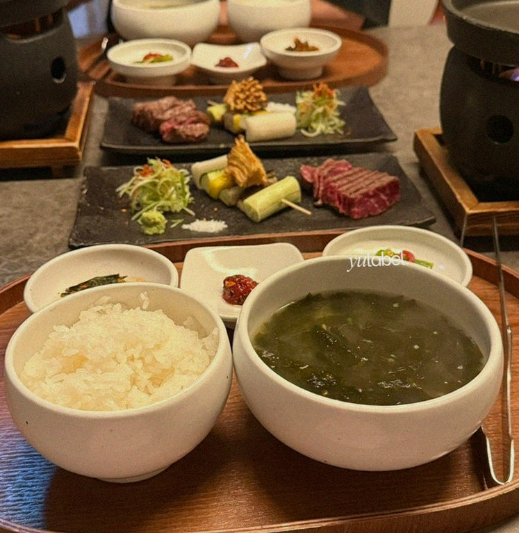 고우가 여의도점 · 여의도역 점심 · 정갈하게 차려진 반찬과 곁들임 찬