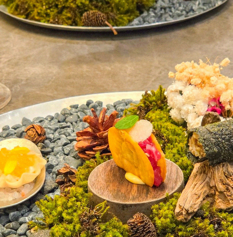 GOWOOGA Yeouido · seafood course served alongside the beef