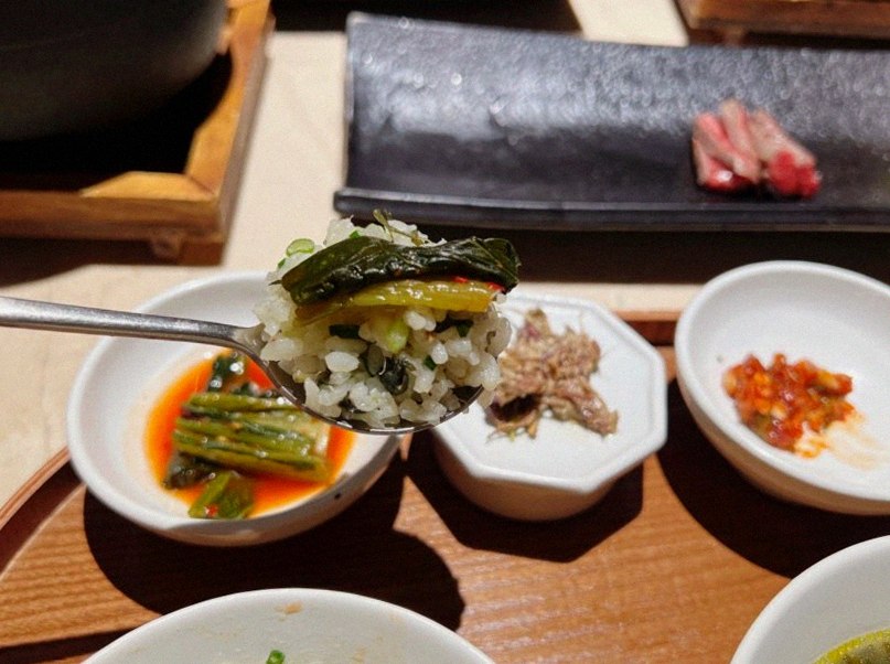 우아라 여의도점 · 여의도 소고기 · 정갈하게 차려진 반찬과 곁들임 찬