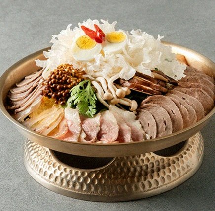 DAEBOJUNG Yeouido · the signature Hanwoo showing — marbled beef cuts and caviar presented in a display chest