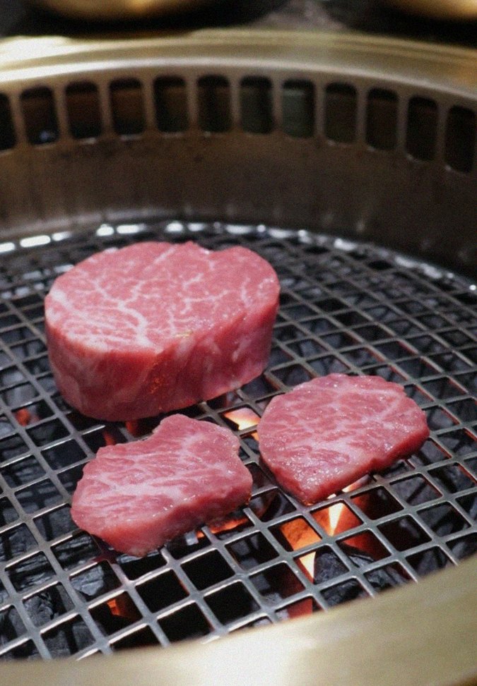DAEBOJUNG Yeouido · Hanwoo beef grilling over binchotan charcoal