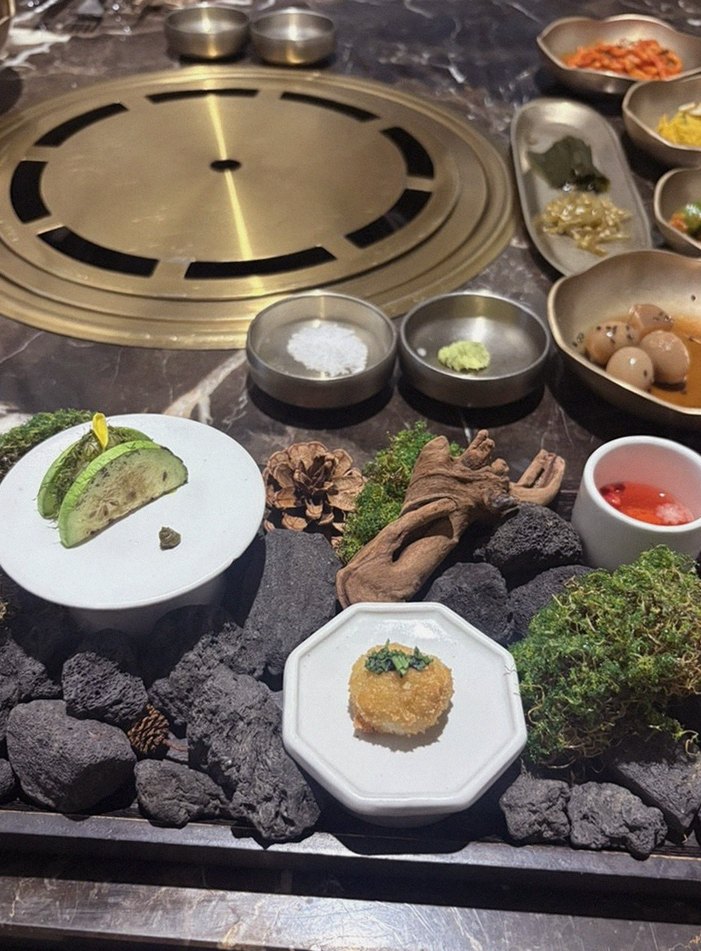 DAEBOJUNG Yeouido · assorted Korean side dishes (banchan)