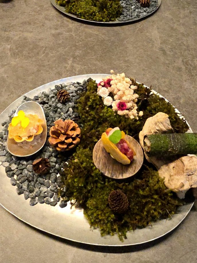 GOWOOGA Yeouido · seafood course served alongside the beef