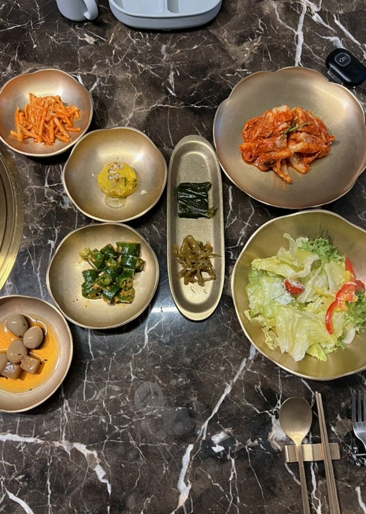 대보정 여의도점 · 여의도 IFC 맛집 · 정갈하게 차려진 반찬과 곁들임 찬