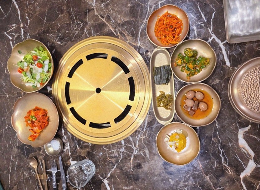 대보정 여의도점 · 여의도 IFC 맛집 · 정갈하게 차려진 반찬과 곁들임 찬