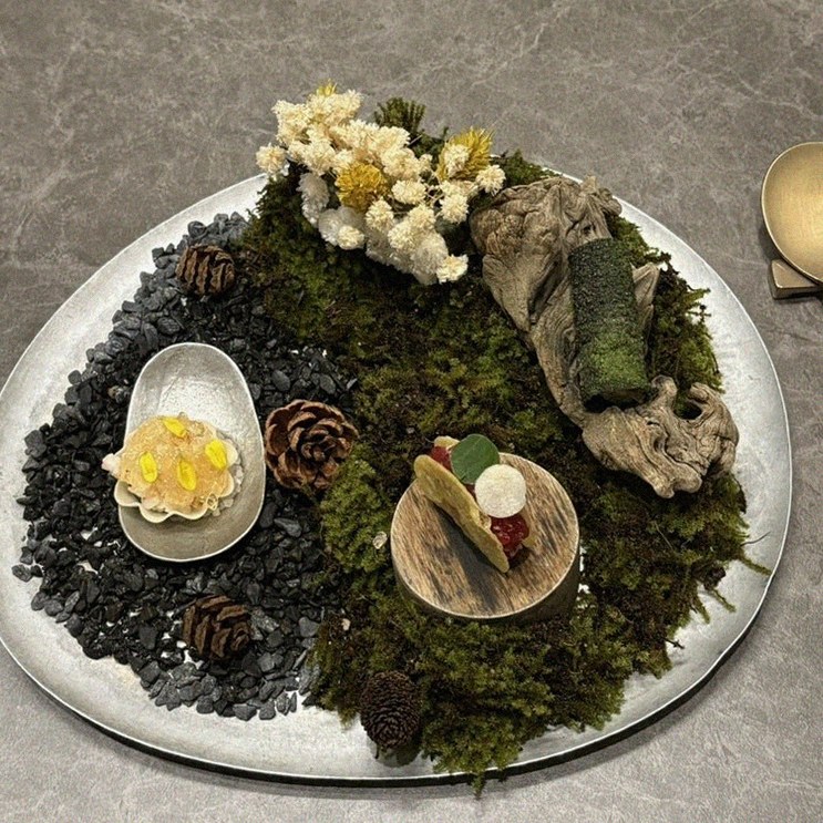 GOWOOGA Gwanghwamun · seafood course served alongside the beef