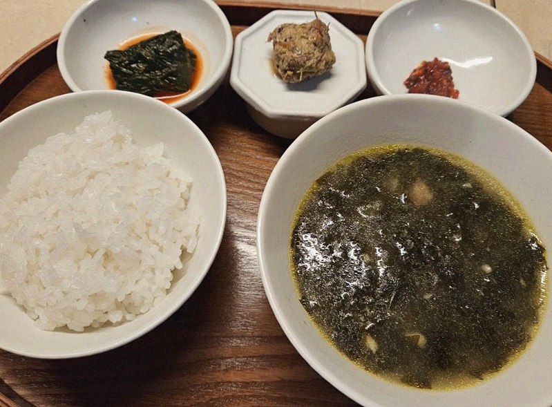 우아라 광화문점 · 정갈하게 차려진 반찬과 곁들임 찬