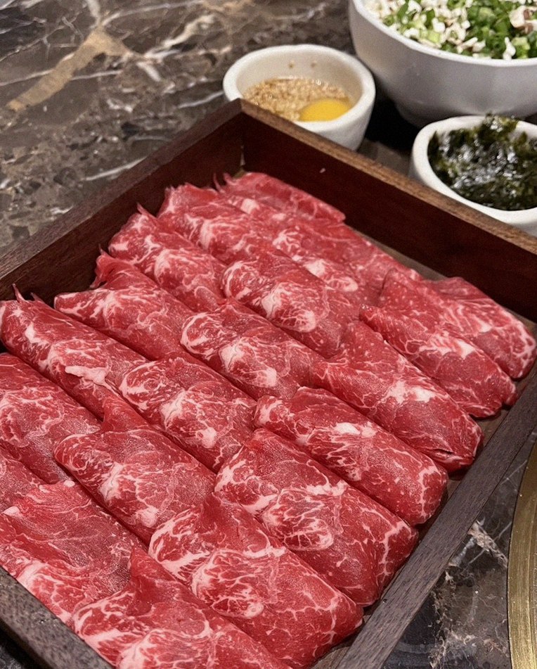 DAEBOJUNG Yeouido · premium marbled Hanwoo beef presented before grilling