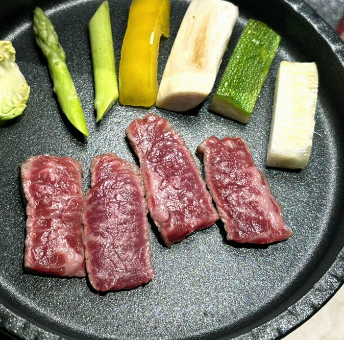 WOOARA Gwanghwamun · premium marbled Hanwoo beef presented before grilling