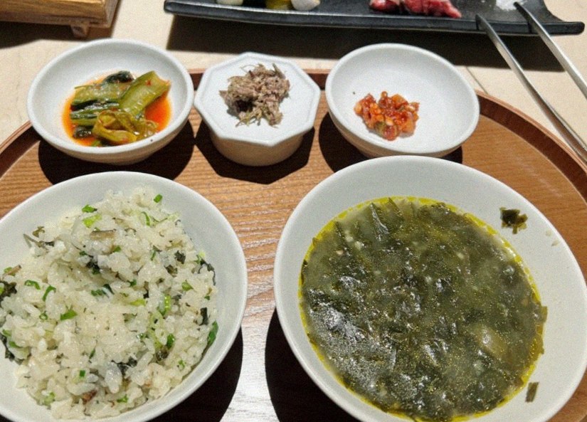WOOARA Yeouido · assorted Korean side dishes (banchan)