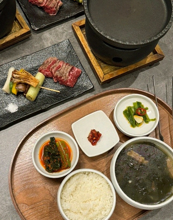 고우가 광화문점 · 광화문 점심맛집 · 정갈하게 차려진 반찬과 곁들임 찬