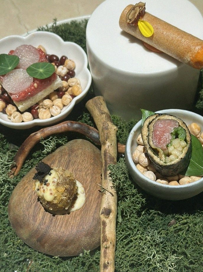 WOOARA Gwanghwamun · a plated course of Hanwoo beef