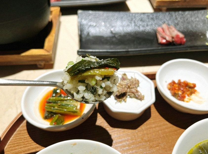 WOOARA Gwanghwamun · assorted Korean side dishes (banchan)
