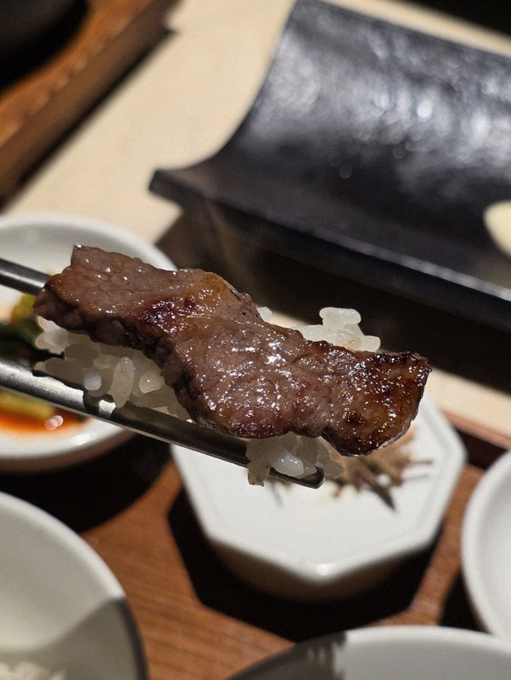 WOOARA Gwanghwamun · premium marbled Hanwoo beef presented before grilling
