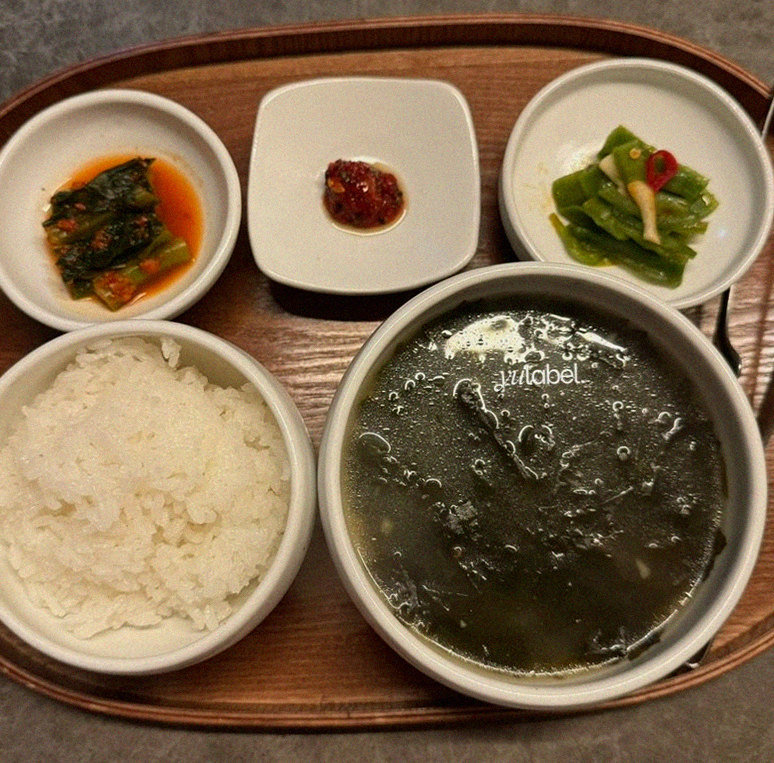 고우가 여의도점 · IFC 맛집 · 정갈하게 차려진 반찬과 곁들임 찬