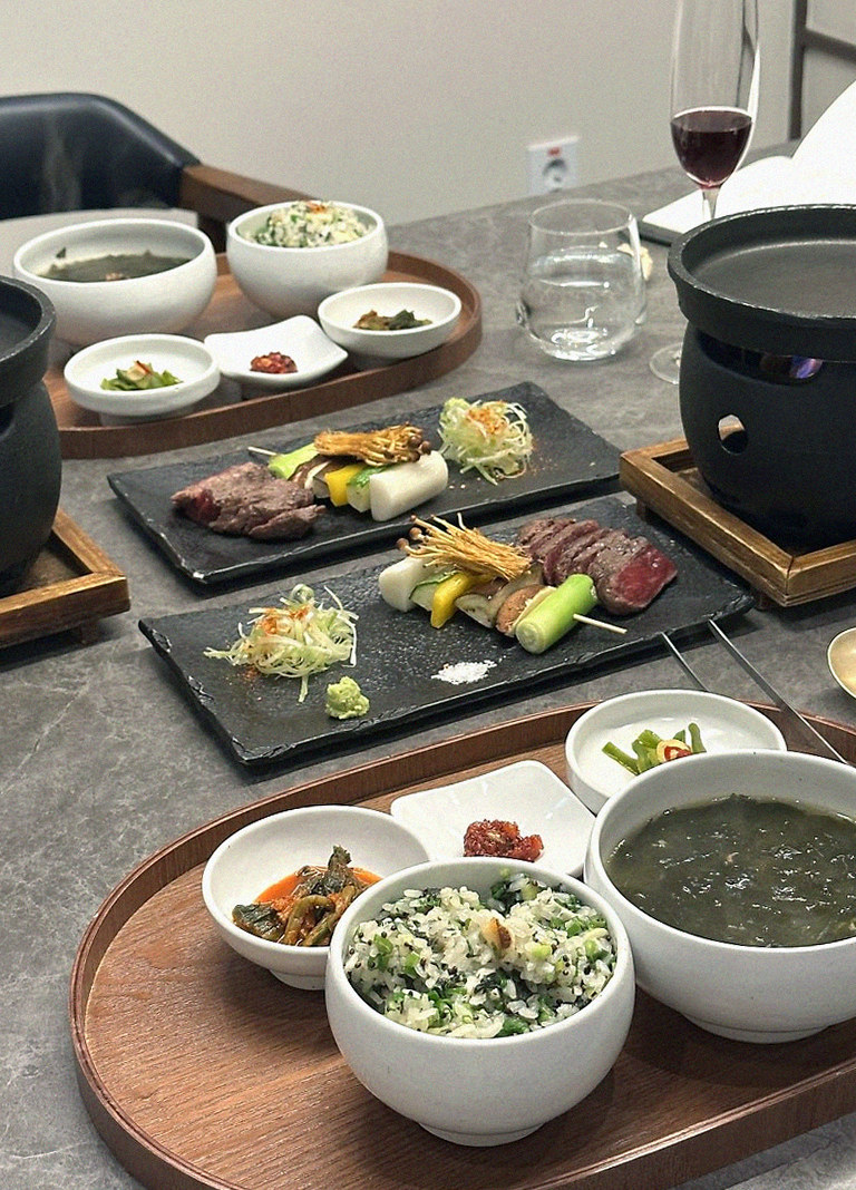 고우가 여의도점 · IFC 맛집 · 정갈하게 차려진 반찬과 곁들임 찬