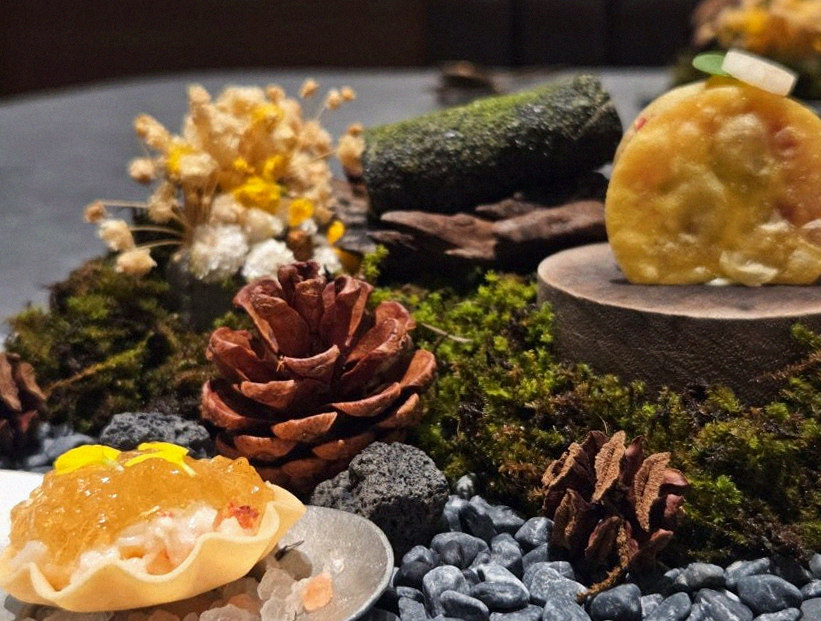 GOWOOGA Gangnam·Yeoksam · the signature Hanwoo showing — marbled beef cuts and caviar presented in a display chest