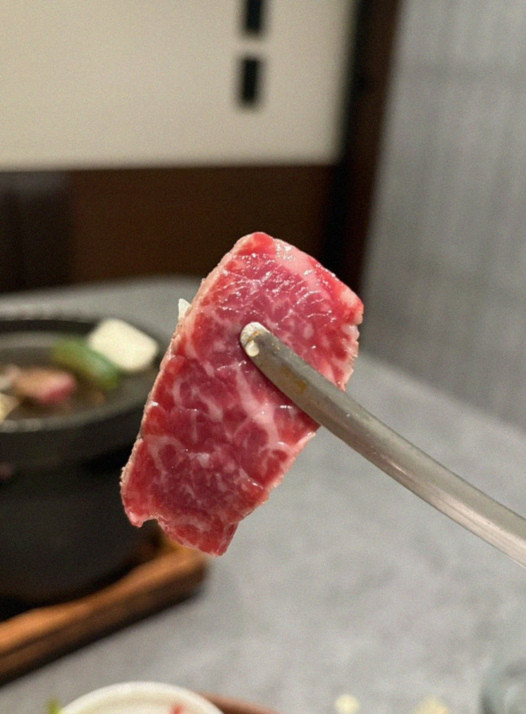 GOWOOGA Gangnam·Yeoksam · premium marbled Hanwoo beef presented before grilling