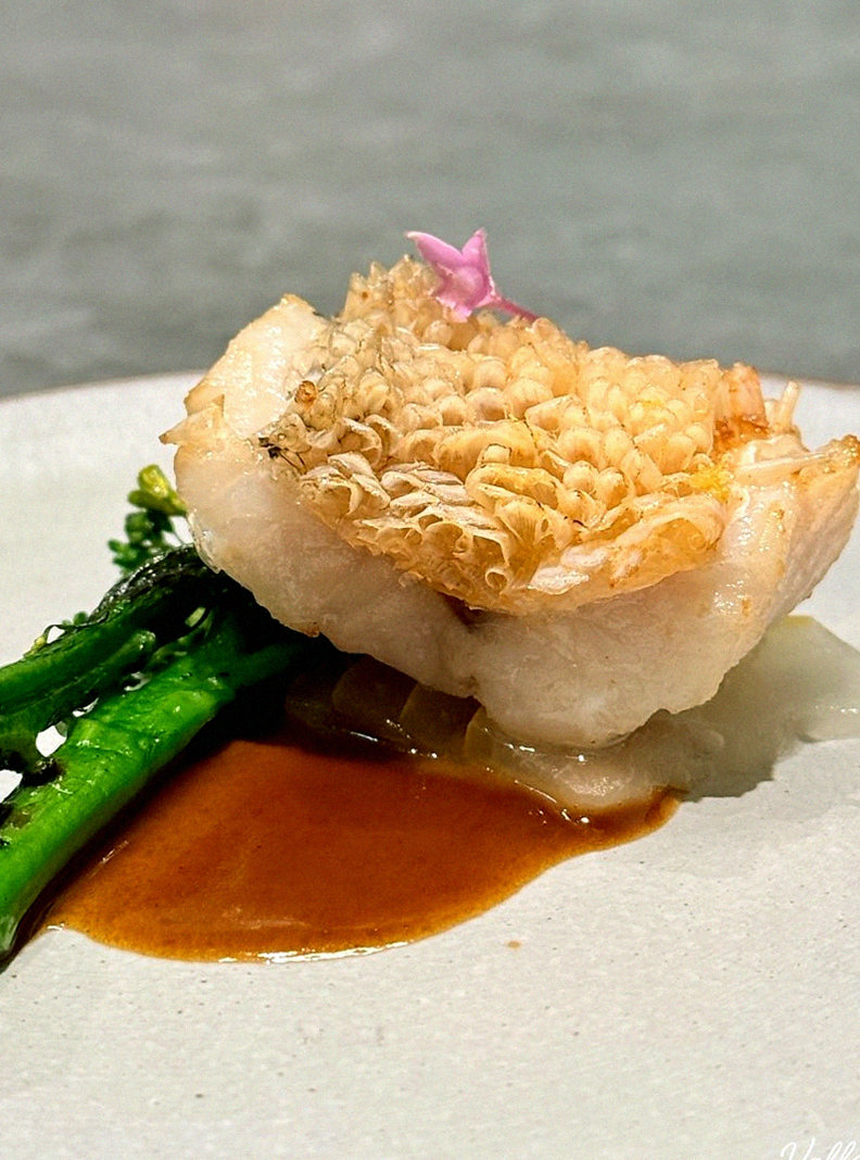GOWOOGA Gangnam·Yeoksam · seafood course served alongside the beef