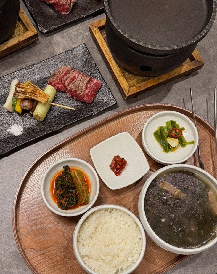 GOWOOGA Gwanghwamun · assorted Korean side dishes (banchan)
