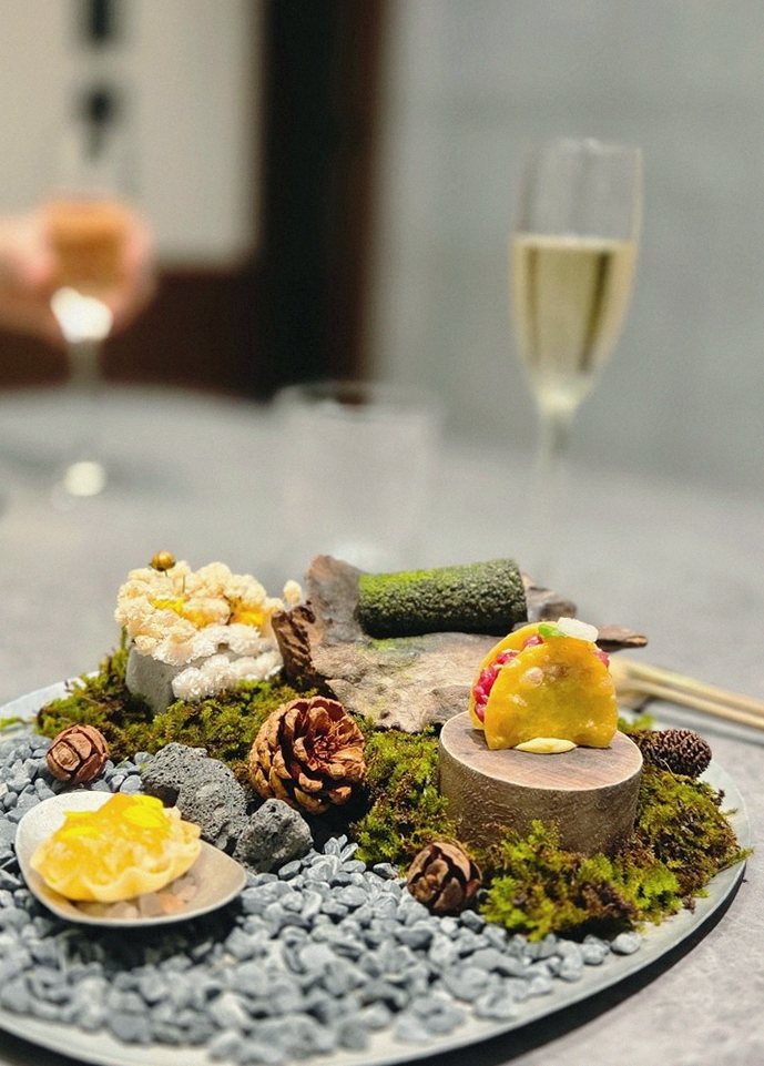 GOWOOGA Gangnam·Yeoksam · a plated course of Hanwoo beef