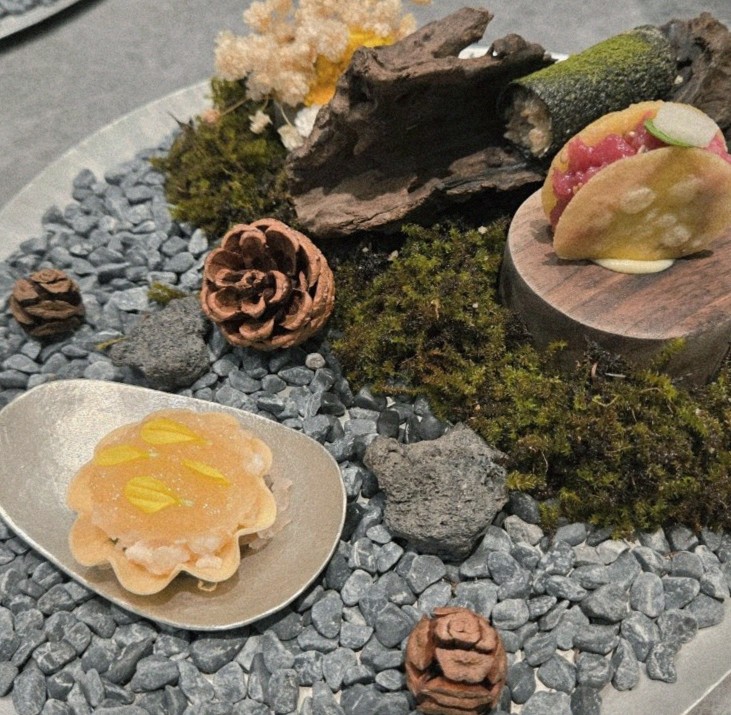 GOWOOGA Gangnam·Yeoksam · seafood course served alongside the beef