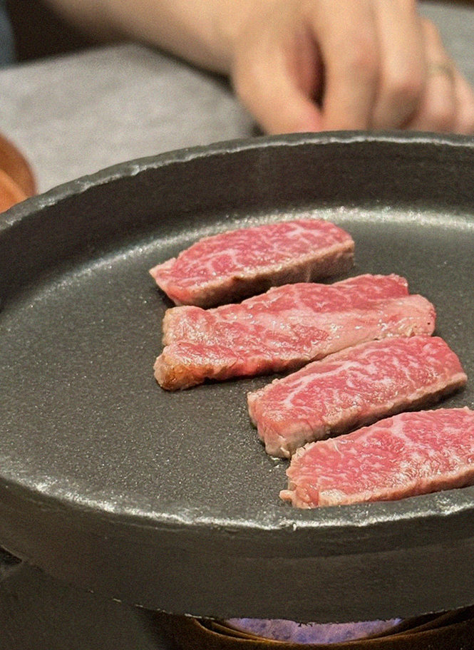 GOWOOGA Gangnam·Yeoksam · Hanwoo beef grilling over binchotan charcoal
